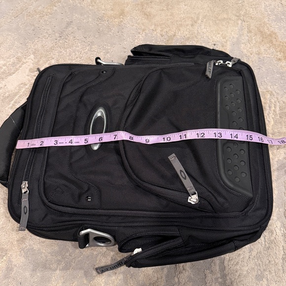 Oakley Messenger Laptop crossbody Bag Black in EUC - Picture 8 of 10